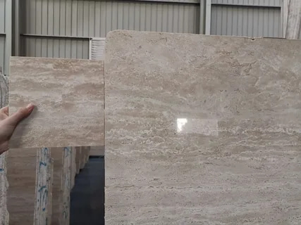 تصویر 3 از سنگ تراورتن رنگ روشن مناسب استفاده در محیط‌ های داخلی و خارجی با مقاومت طولانی